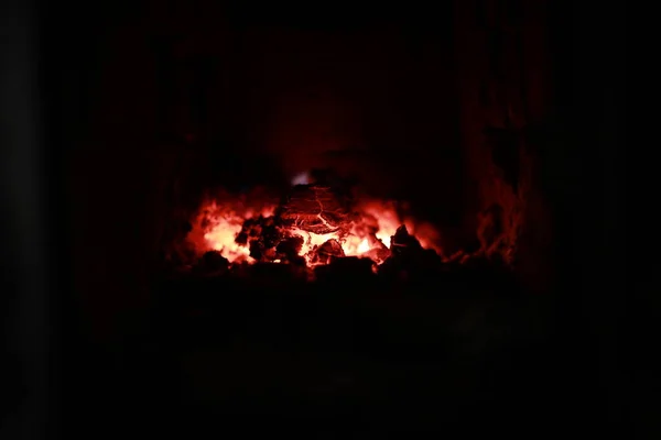 Podgrzewany piec w domu z czerwonymi wegla? ami i ogniem — Zdjęcie stockowe