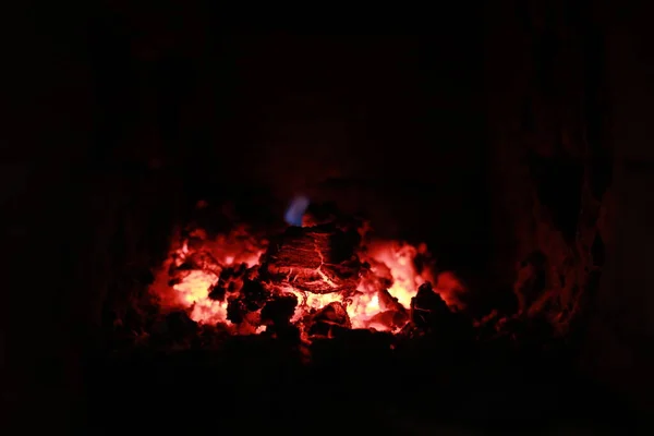 赤い石炭と火で家の中を熱したストーブは — ストック写真