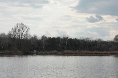 Doğa, yumuşak mavi bulutlarla çok güzeldir.