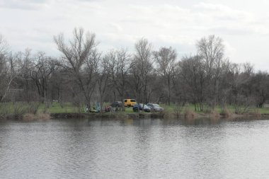 Doğa, yumuşak mavi bulutlarla çok güzeldir.