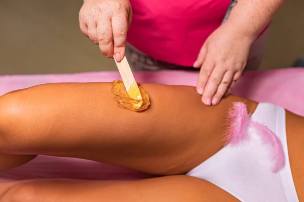 Wachsbehandlung im Massagesalon Wachs auf dem Körper — Stockfoto