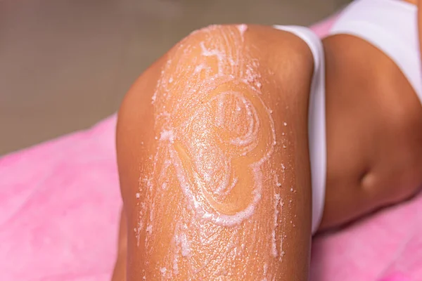 Masaj salonundaki genç bir kızın elastik vücudu.