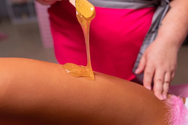 Wachsbehandlung im Massagesalon Wachs auf dem Körper — Stockfoto