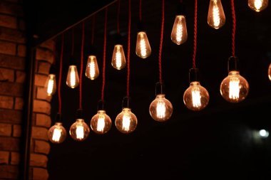 Gece lambaları şehrin gece lambalarını yakıyor.