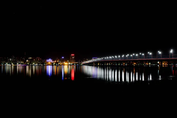 Een close-up van een brug 's nachts — Stockfoto