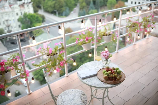 Un jarrón de flores sobre una mesa — Foto de Stock