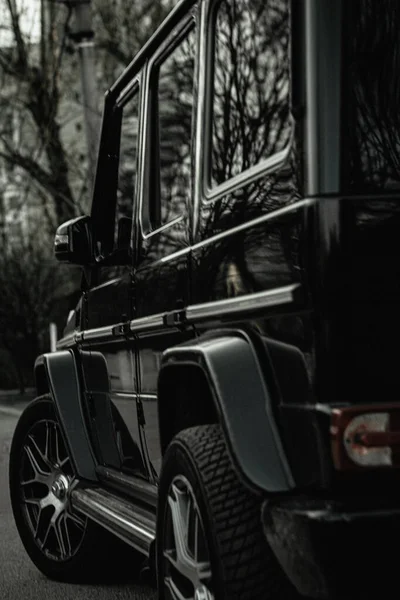 The body of a black cool car on the street in the park — Stock Photo, Image