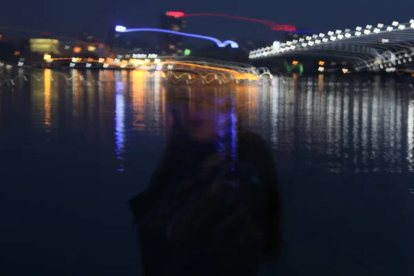 Nuit ville car il est de belles lumières sur le fond de la rivière — Photo