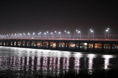 Köprüden geçen bir tren bir su kütlesinin üzerinden geçiyor.