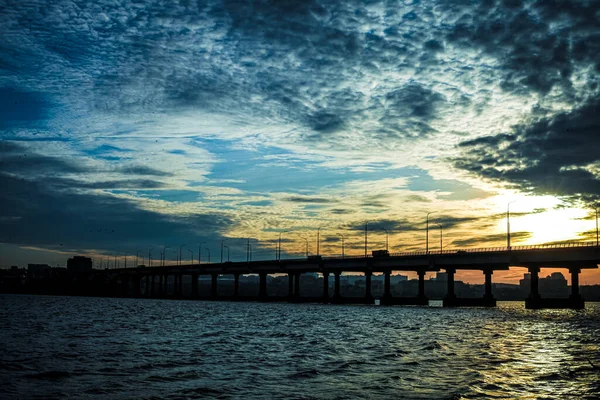 Een brug over een watermassa — Stockfoto