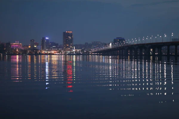 Nuit ville car il est de belles lumières sur le fond de la rivière — Photo