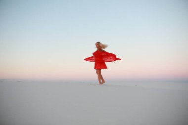 Kumsalda bronzlaşmış güzel bir kız