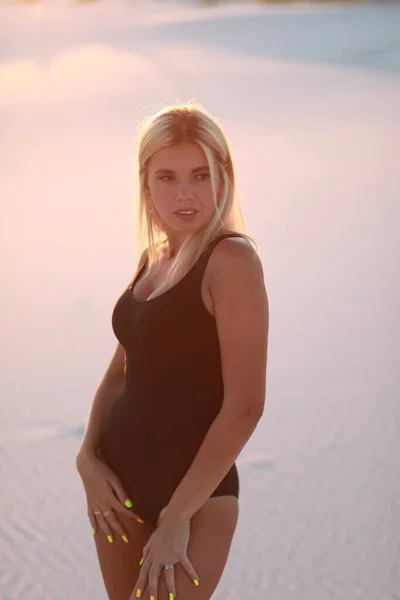 Superbe fille bronzée avec une silhouette sur une plage de sable fin au bord de l'océan — Photo