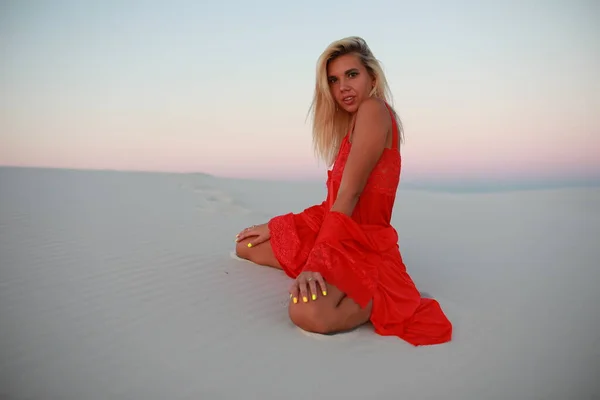 Kumsalda bronzlaşmış güzel bir kız — Stok fotoğraf