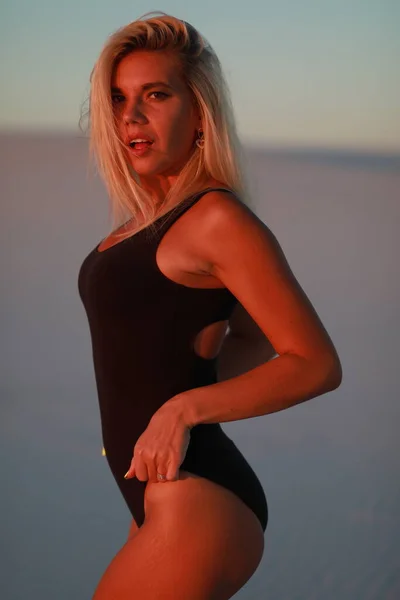 Superbe fille bronzée avec une silhouette sur une plage de sable fin au bord de l'océan — Photo