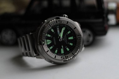 Masadaki yeni koleksiyonun pahalı saatleri.