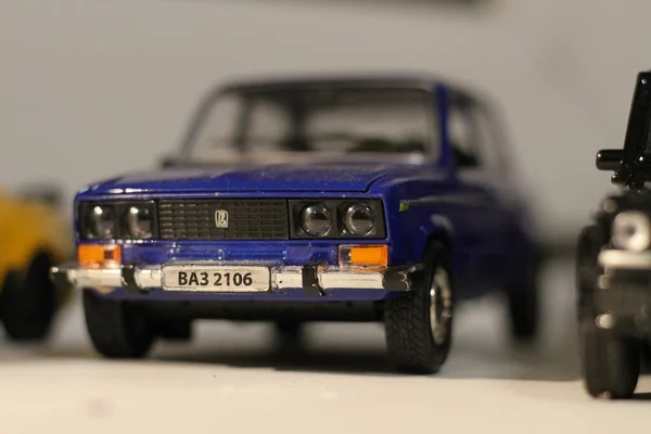 Coleção de pequenos carros de brinquedo de perto — Fotografia de Stock