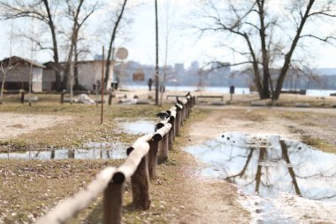 Kötü havada yağmurdan sonra sahilde büyük su birikintileri.