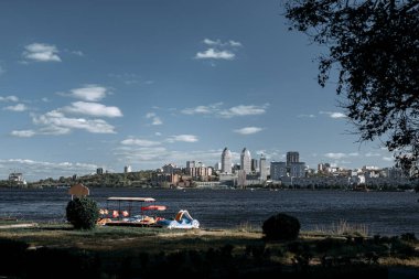 Arkasında bir şehir olan büyük bir su kütlesi.