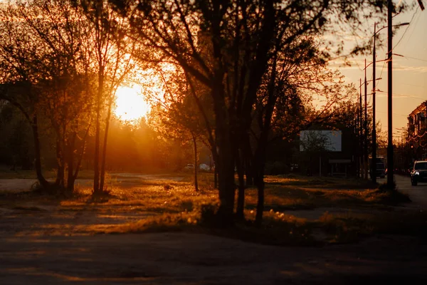 Puesta de sol roja en la ciudad junto con el sol brillante —  Fotos de Stock