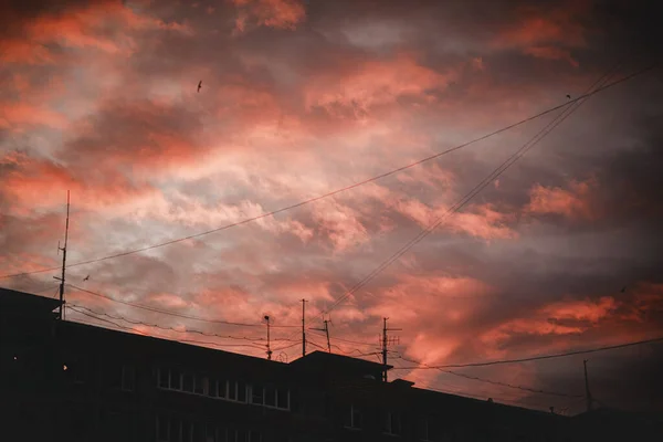 Krásné plovoucí mraky jasně červené plují nad městskou krajinou — Stock fotografie