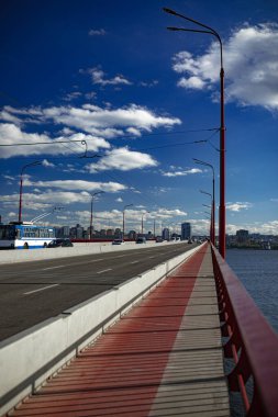 Büyük bir köprüye yakın çekim