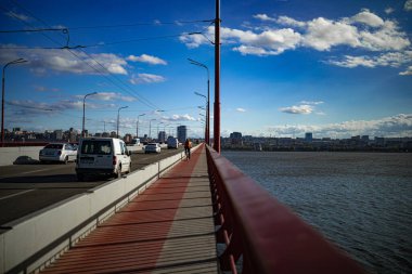 Bir su kütlesinin üzerinde bir köprü