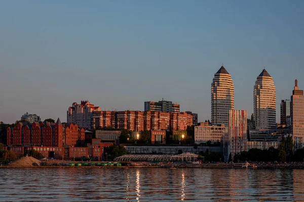 Un gran cuerpo de agua con una ciudad al fondo — Foto de Stock