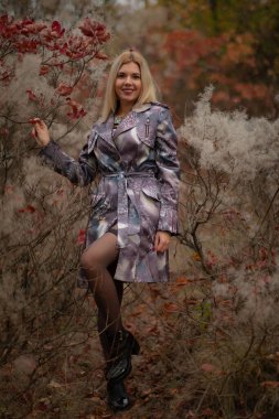 # Sonbaharda güzel bir kız # # Tüneldeki ormanda güzel bir yeşillik #