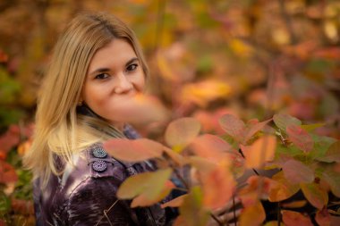 # Sonbaharda güzel bir kız # # Tüneldeki ormanda güzel bir yeşillik #