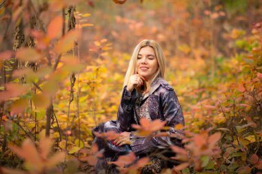 # Sonbaharda güzel bir kız # # Tüneldeki ormanda güzel bir yeşillik #