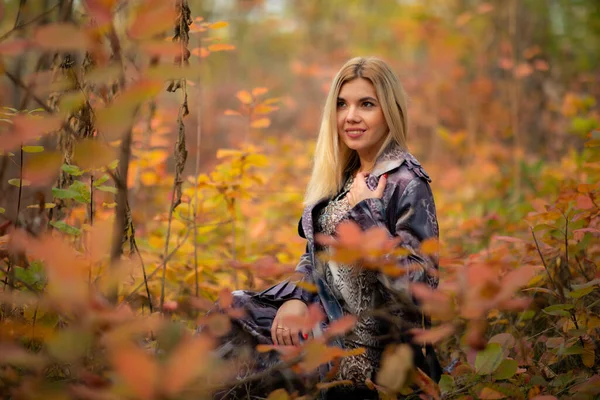 Belle fille en automne beau feuillage dans la forêt dans le tunnel — Photo