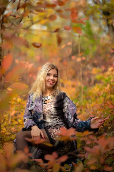 Piękna dziewczyna jesienią piękne liście w lesie w tunelu — Zdjęcie stockowe