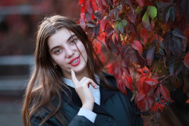 Bahçedeki çiçeklerin içinde güzel bir kızın portresi.