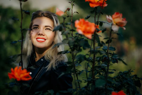Retrato de una hermosa niña de cerca en flores en el jardín —  Fotos de Stock