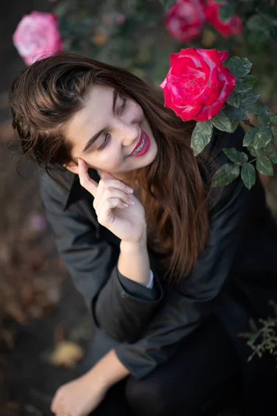 Portrait of a beautiful girl close-up in flowers in the garden — Stock Photo, Image