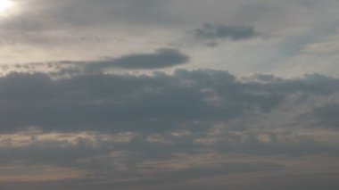 Güzel, gri bulutlu gökyüzü akşamları gün batımında