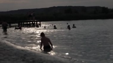 Çocuklarla dolu uzun bir nehir. Akşam vakti sıcak suyu olan bir şehir.