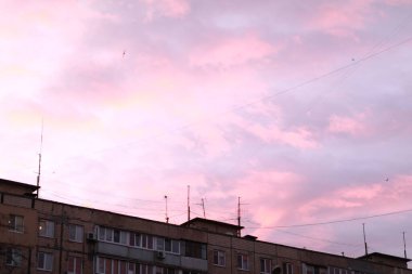 Bir şehrin üzerindeki gün batımına çok benziyor.