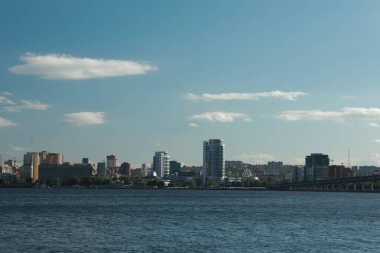Arkasında bir şehir olan büyük bir su kütlesi.