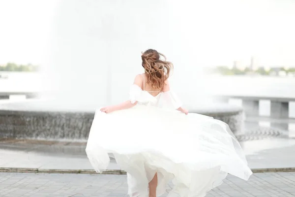 A person standing in front of water — Stock Photo, Image