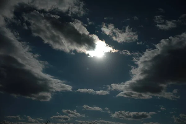 Un primo piano di nuvole al buio — Foto Stock