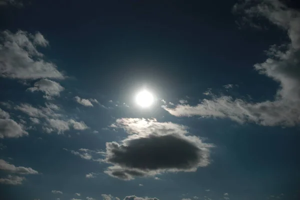 Un gros plan de nuages dans le ciel — Photo