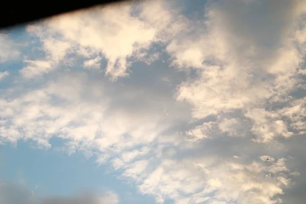 Eine Gruppe Wolken am Himmel — Stockfoto