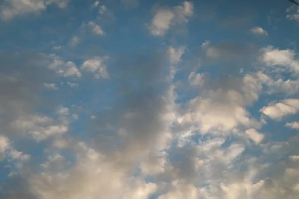 Um grupo de nuvens no céu — Fotografia de Stock