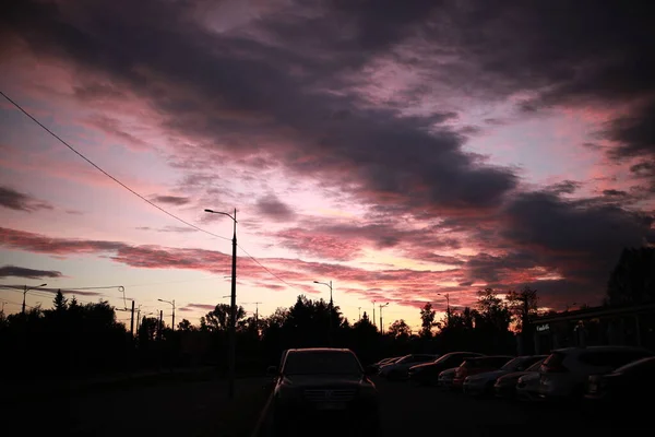 Um pôr-do-sol muito parecido com uma rua da cidade — Fotografia de Stock