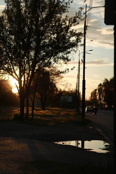 O priveliște spre o stradă mare a orașului — Fotografie, imagine de stoc