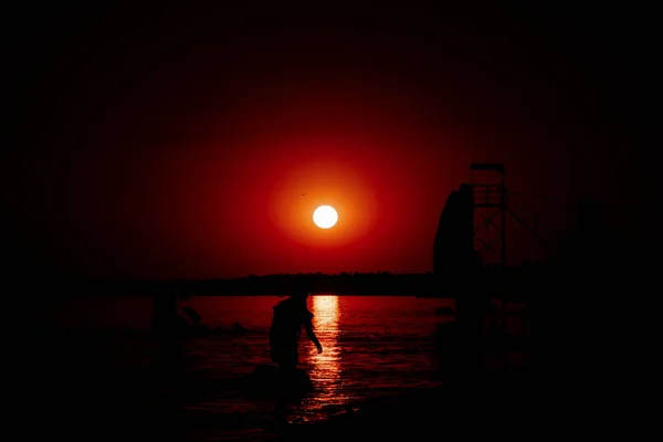 Ήλιος ηλιοβασιλέματος από τον ωκεανό, καθαρά νερά και αμμώδη παραλία γαλάζιο — Φωτογραφία Αρχείου