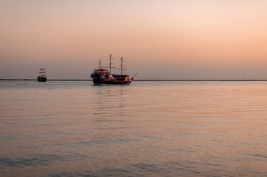Güzel, temiz, sakin, kumlu sahil ve temiz hava.