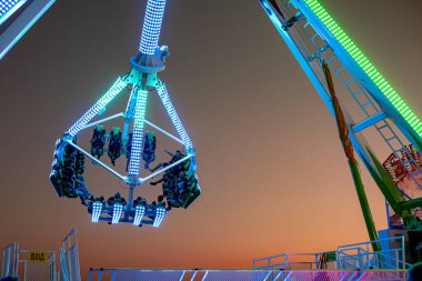 Dönme dolap ve çekim gücü yakın çekim uçuşunda.